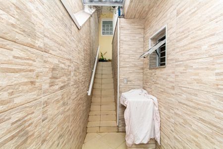 Casa à venda com 150m², 2 quartos e 1 vaga Casa à venda com 150m², 2 quartos e 1 vagaEscada