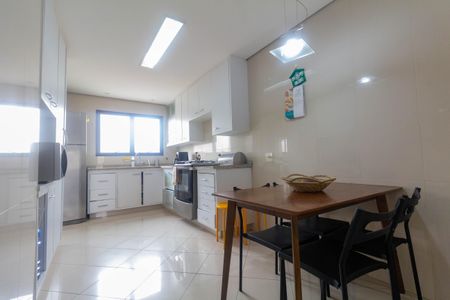 Apartamento à venda com 136m², 3 quartos e 3 vagas Apartamento à venda com 136m², 3 quartos e 3 vagasCozinha