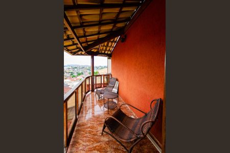 Casa para alugar com 250m², 3 quartos e 3 vagas Casa para alugar com 250m², 3 quartos e 3 vagasVaranda