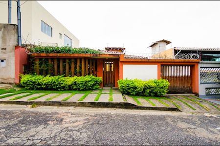 Casa para alugar com 250m², 3 quartos e 3 vagas Casa para alugar com 250m², 3 quartos e 3 vagasFachada