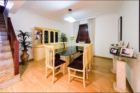 Casa para alugar com 250m², 3 quartos e 3 vagas Casa para alugar com 250m², 3 quartos e 3 vagasSala de jantar