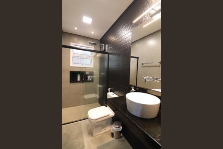 Casa à venda com 300m², 3 quartos e 4 vagasBanheiro Suíte 2