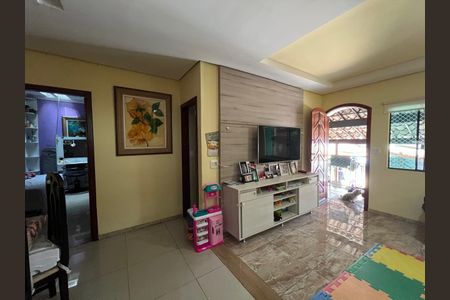 Sala de casa à venda com 4 quartos, 396m² em Esplanada, Belo Horizonte