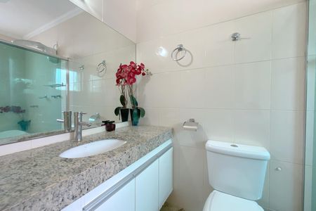 Apartamento à venda com 223m², 4 quartos e 3 vagas Apartamento à venda com 223m², 4 quartos e 3 vagasBanheiro da Suíte 1