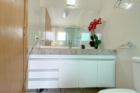 Apartamento à venda com 223m², 4 quartos e 3 vagas Apartamento à venda com 223m², 4 quartos e 3 vagasBanheiro da Suíte 1