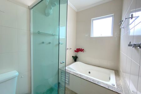 Apartamento à venda com 223m², 4 quartos e 3 vagas Apartamento à venda com 223m², 4 quartos e 3 vagasBanheiro da Suíte 1