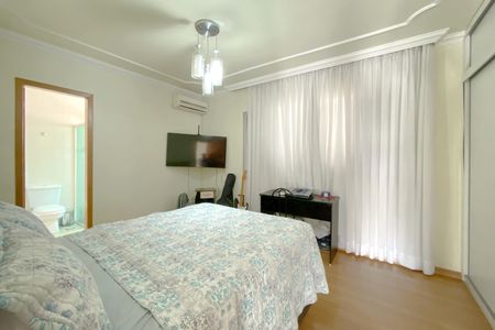 Apartamento à venda com 223m², 4 quartos e 3 vagas Apartamento à venda com 223m², 4 quartos e 3 vagasSuíte 1