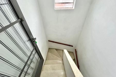 Casa à venda com 120m², 2 quartos e 2 vagas Casa à venda com 120m², 2 quartos e 2 vagasEscada