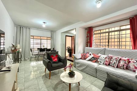 Casa à venda com 120m², 2 quartos e 2 vagas Casa à venda com 120m², 2 quartos e 2 vagasSala