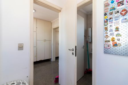Apartamento à venda com 216m², 3 quartos e 4 vagas Apartamento à venda com 216m², 3 quartos e 4 vagasQuarto de Serviço