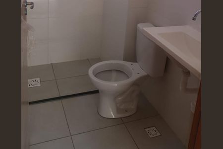 Banheiro de apartamento para alugar com 2 quartos, 40m² em Parque dos Pinus, Ribeirão Preto