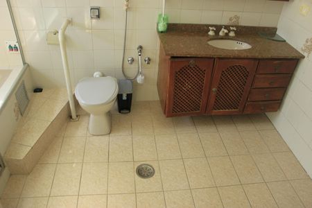 Casa à venda com 400m², 4 quartos e 5 vagasBanheiro da Suíte