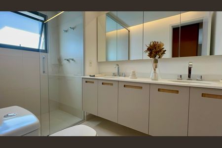 Apartamento à venda com 195m², 3 quartos e 3 vagas Apartamento à venda com 195m², 3 quartos e 3 vagasBanheiro da Suíte 1