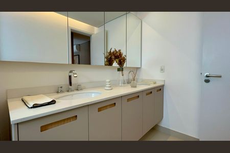 Apartamento à venda com 195m², 3 quartos e 3 vagas Apartamento à venda com 195m², 3 quartos e 3 vagasBanheiro da Suíte 1