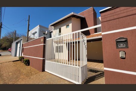 Casa à venda com 200m², 3 quartos e 3 vagas Casa à venda com 200m², 3 quartos e 3 vagasFachada
