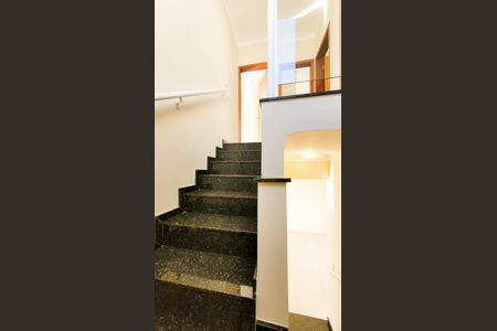 Casa à venda com 200m², 3 quartos e 3 vagas Casa à venda com 200m², 3 quartos e 3 vagasEscada