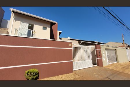 Casa à venda com 200m², 3 quartos e 3 vagas Casa à venda com 200m², 3 quartos e 3 vagasFachada