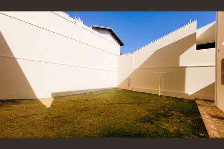 Casa à venda com 200m², 3 quartos e 3 vagas Casa à venda com 200m², 3 quartos e 3 vagasQuintal