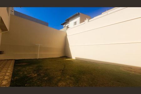 Casa à venda com 200m², 3 quartos e 3 vagas Casa à venda com 200m², 3 quartos e 3 vagasQuintal