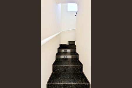 Casa à venda com 200m², 3 quartos e 3 vagas Casa à venda com 200m², 3 quartos e 3 vagasEscada