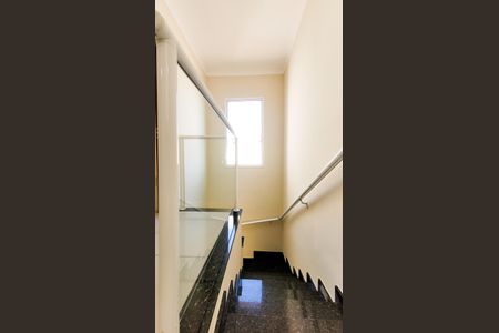 Casa à venda com 200m², 3 quartos e 3 vagas Casa à venda com 200m², 3 quartos e 3 vagasEscada