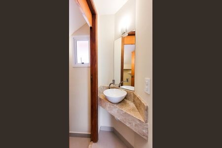 Casa à venda com 200m², 3 quartos e 3 vagas Casa à venda com 200m², 3 quartos e 3 vagasLavabo