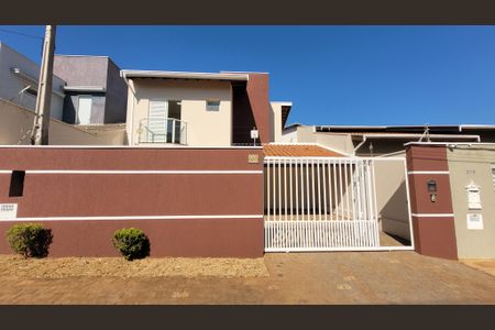 Casa à venda com 200m², 3 quartos e 3 vagas Casa à venda com 200m², 3 quartos e 3 vagasFachada