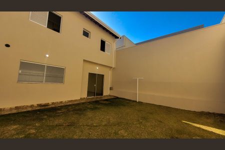 Casa à venda com 200m², 3 quartos e 3 vagas Casa à venda com 200m², 3 quartos e 3 vagasQuintal