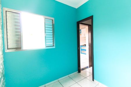 Quarto 1 de casa para alugar com 2 quartos, 80m² em Jardim Rosina, São Paulo