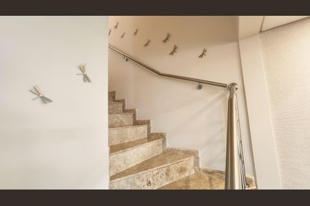 Casa de condomínio à venda com 170m², 3 quartos e 2 vagasEscada