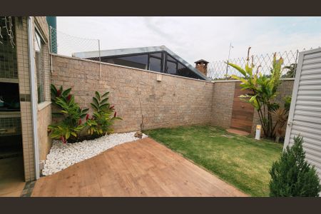 Casa de condomínio à venda com 170m², 3 quartos e 2 vagasQuintal