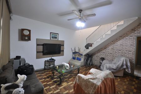 Casa para alugar com 210m², 3 quartos e 2 vagasSala