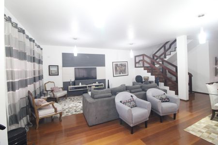 Casa à venda com 199m², 3 quartos e 3 vagasSala