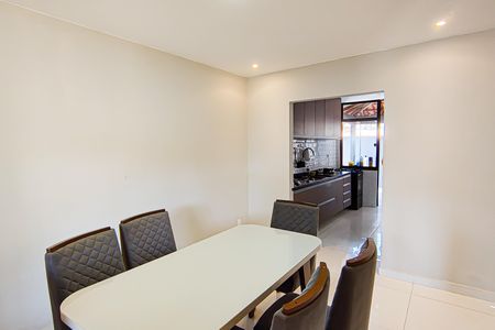 Casa à venda com 210m², 4 quartos e 4 vagasSala