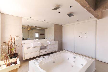 Apartamento à venda com 102m², 1 quarto e 2 vagasBanheiro da Suíte