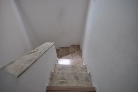 Casa à venda com 150m², 3 quartos e 2 vagasEscada