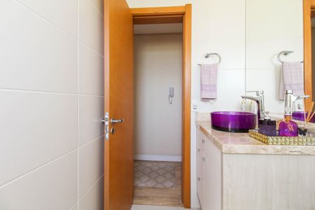 Casa de condomínio para alugar com 230m², 3 quartos e 3 vagasBanheiro Social