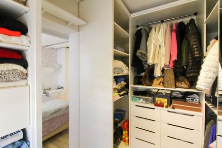 Casa de condomínio para alugar com 230m², 3 quartos e 3 vagasCloset da Suíte 2
