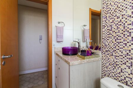 Casa de condomínio para alugar com 230m², 3 quartos e 3 vagasBanheiro Social