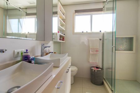 Casa de condomínio para alugar com 230m², 3 quartos e 3 vagasBanheiro da Suíte 2