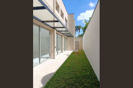 Casa à venda com 504m², 4 quartos e 4 vagas Casa à venda com 504m², 4 quartos e 4 vagasQuintal