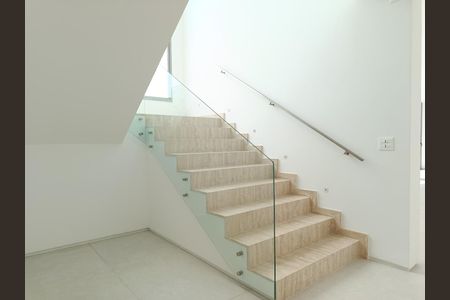 Casa à venda com 504m², 4 quartos e 4 vagas Casa à venda com 504m², 4 quartos e 4 vagasHal de acesso ao pavimento superior