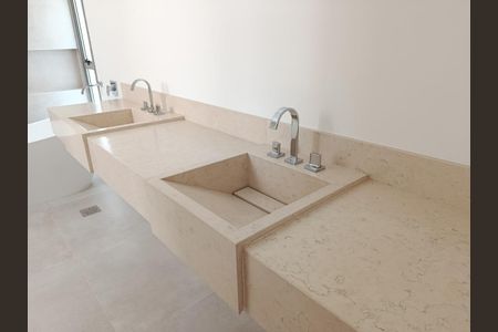 Casa à venda com 504m², 4 quartos e 4 vagas Casa à venda com 504m², 4 quartos e 4 vagasBanheiro da Suíte 1