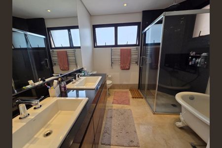 Apartamento à venda com 270m², 4 quartos e 4 vagasBanheiro da Suíte 1