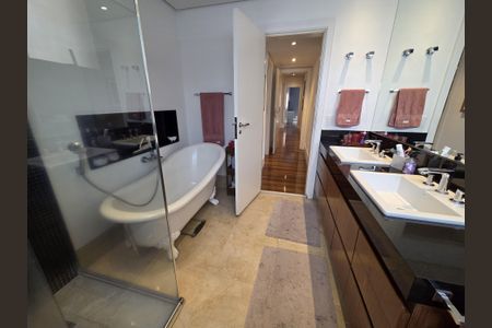 Apartamento à venda com 270m², 4 quartos e 4 vagasBanheiro da Suíte 1