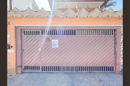 Casa à venda com 207m², 4 quartos e 2 vagas Casa à venda com 207m², 4 quartos e 2 vagasFachada