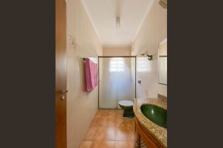 Casa à venda com 207m², 4 quartos e 2 vagas Casa à venda com 207m², 4 quartos e 2 vagasBanheiro