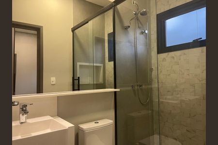 Casa de condomínio para alugar com 297m², 3 quartos e 2 vagasBanheiro da Suíte 2