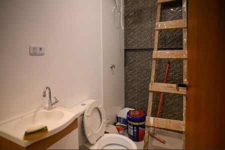 Banheiro de kitnet/studio para alugar com 1 quarto, 25m² em Vila Santo Estefano, São Paulo