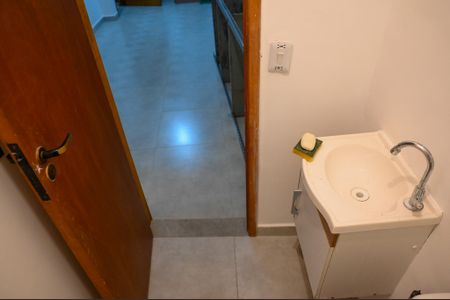 Banheiro de kitnet/studio para alugar com 1 quarto, 25m² em Vila Santo Estefano, São Paulo